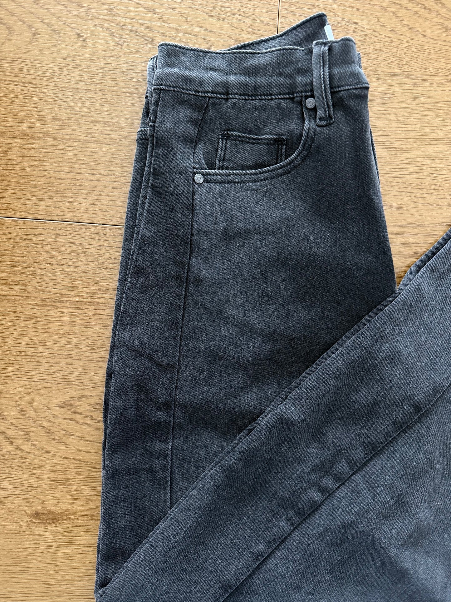 TWO TONE STRETCH BARREL CROP JEAN